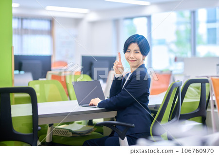 工作在辦公室的中間女商人 106760970