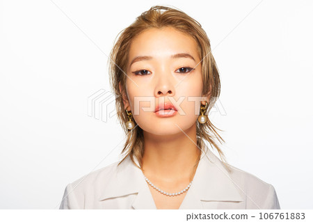 Portrait of a cool working woman Portrait of a cool working woman 106761883