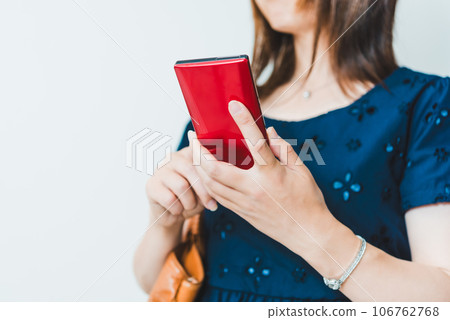 Woman holding a smartphone 106762768