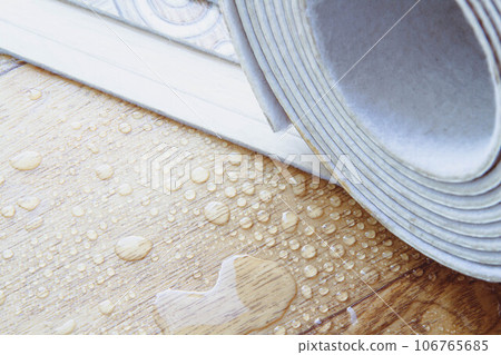 Waterproofness of linoleum. Waterproof linoleum in the kitchen. Sample roll. Waterproofness of linoleum. Waterproof linoleum in the kitchen. Sample roll. 106765685