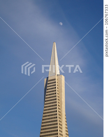 Transamerica Skyscaper in San Francisco with the moon hanging overhead 106767333