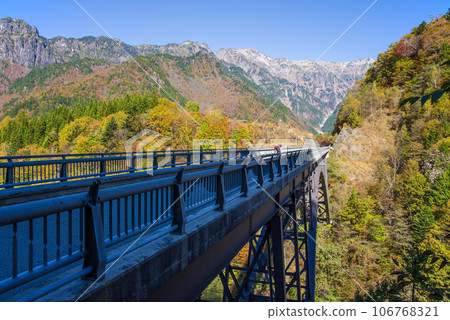 從“北阿爾卑斯大橋”眺望北阿爾卑斯山的紅葉 從“北阿爾卑斯大橋”眺望北阿爾卑斯山的紅葉 106768321