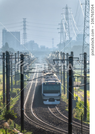 茨城縣水戶市常磐線穿過秋天的稻田 茨城縣水戶市常磐線穿過秋天的稻田 106768564