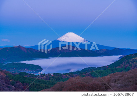 黎明時分，從箱根眺望蘆之湖的白雪皚皚的富士山 106768907