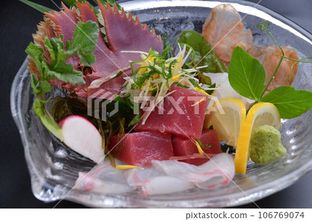 Assorted shrimp and seasonal sashimi Assorted shrimp and seasonal sashimi 106769074