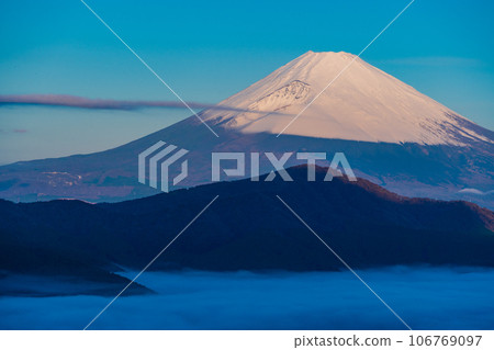 (Kanagawa Prefecture) Snow-capped Mt. Fuji over Lake Ashi 106769097