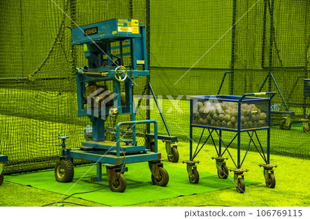Indoor practice field pitching machine Indoor practice field pitching machine 106769115
