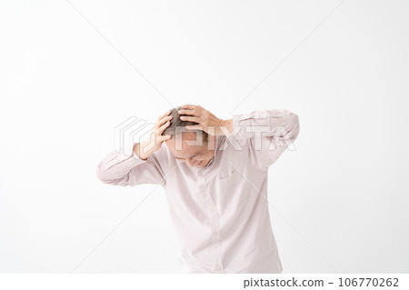 老人抱著頭 106770262