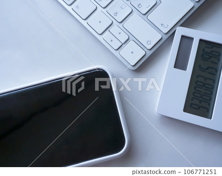 鍵盤、計算器和智能手機在桌上 鍵盤、計算器和智能手機在桌上 106771251
