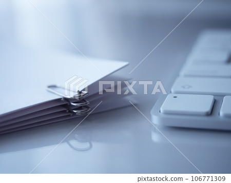 桌上的文件和鍵盤 桌上的文件和鍵盤 106771309