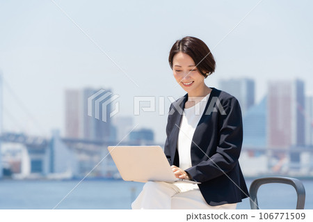 戶外電腦的女商人 106771509