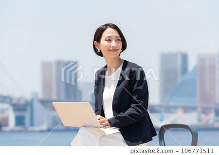 戶外電腦的女商人 106771511