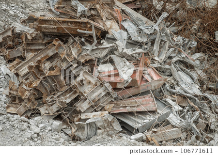 拆除工作中切割的廢鋼 拆除工作中切割的廢鋼 106771611