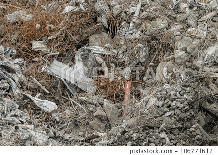 拆除廢料：鋼筋和瓦礫 106771612