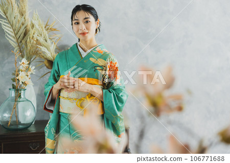 Woman in long-sleeved kimono Woman in long-sleeved kimono 106771688