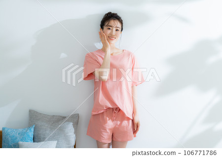 穿房間的女人 穿房間的女人 106771786