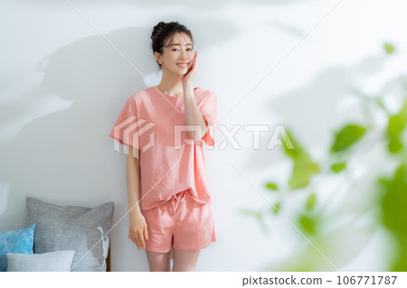穿房間的女人 穿房間的女人 106771787