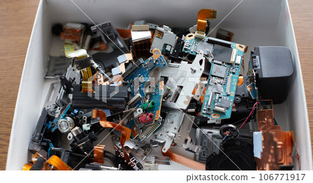 出於愛好在拆解車間拆解的電器IC芯片等零件 106771917