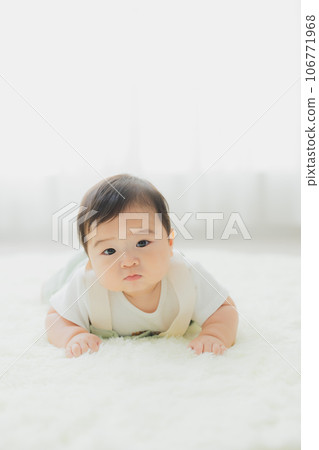 baby in the living room 106771968