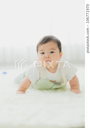 baby in the living room 106771970