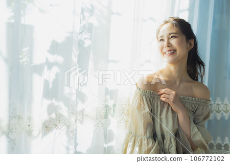 露肩的女人 106772102