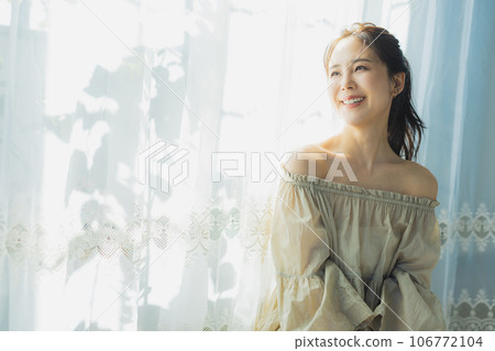 Off-shoulder woman 106772104