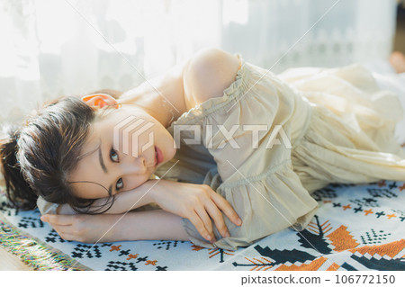 露肩的女人 露肩的女人 106772150