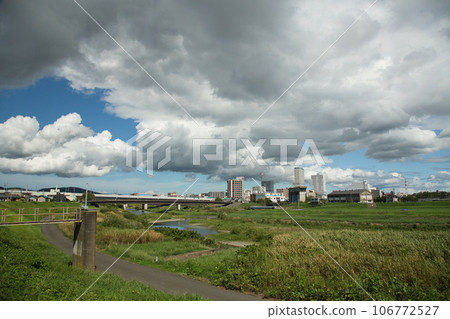 Autumn clouds and Asuwa River 106772527