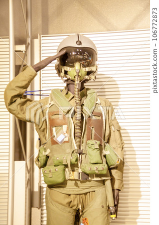 G-resistant suit 106772873