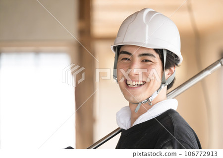 拿著撬棍的微笑的現場主管 106772913