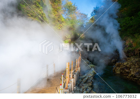 Fall of God in autumn 106773032