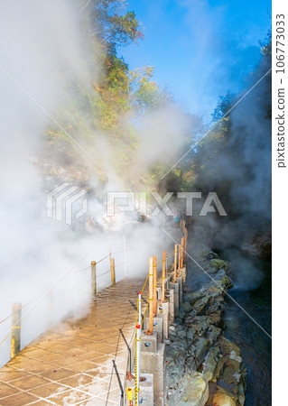 Fall of God in autumn 106773033