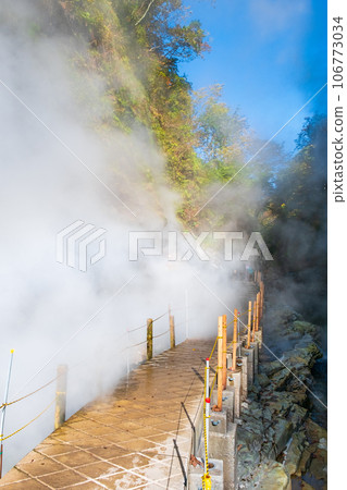 Fall of God in autumn 106773034