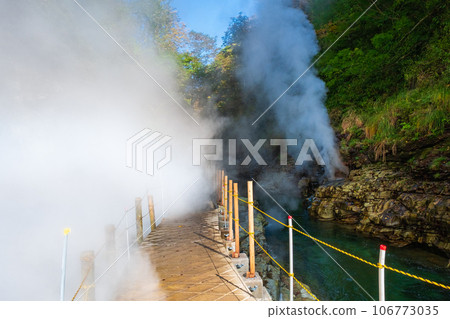 Fall of God in autumn 106773035