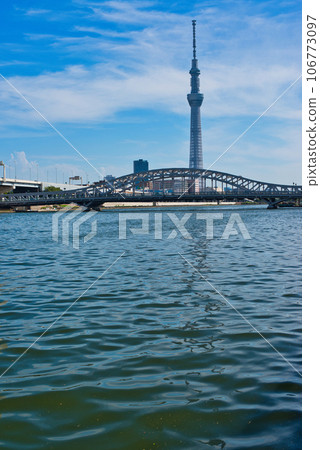 從隅田川露台欣賞東京晴空塔和美麗的白須橋 106773097