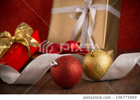 Christmas gift box 106773989