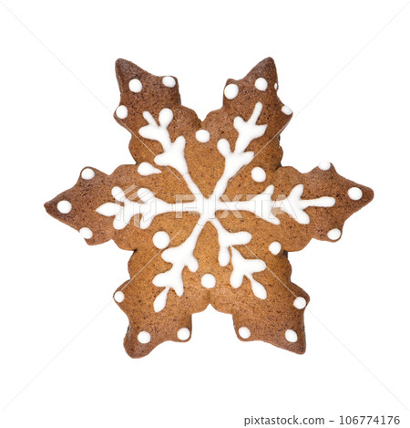 Gingerbread cookie in snowflake shape 106774176