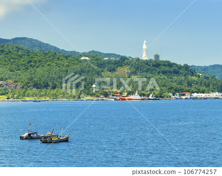 Linh Ung Temple and Son Tra Mountain overlooking the sea, Da Nang, Vietnam 106774257