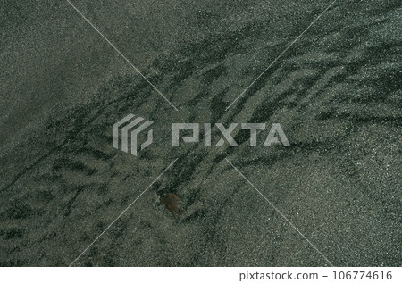 如果你仔細觀察海邊，你就能看到地球的奧秘。當沙土暴露在海浪中時，它會呈現出不同的面貌。 106774616