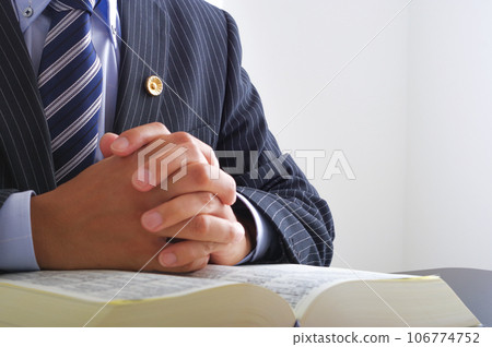 男律師閱讀六典全書 男律師閱讀六典全書 106774752