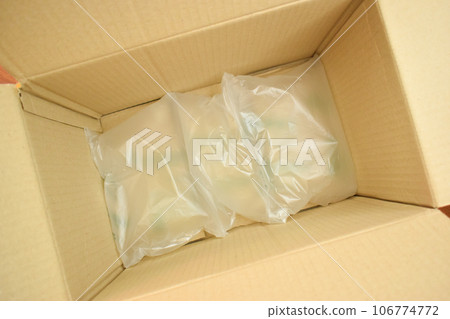 white wrap bubble put in brown box 106774772