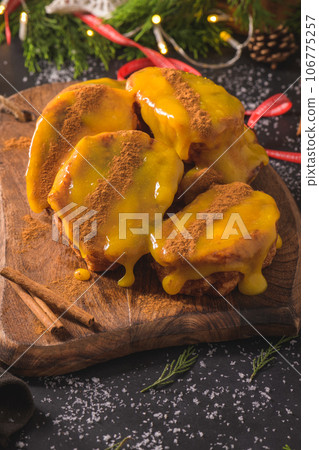 Christmas Rabanadas with egg yolk cream 106775257