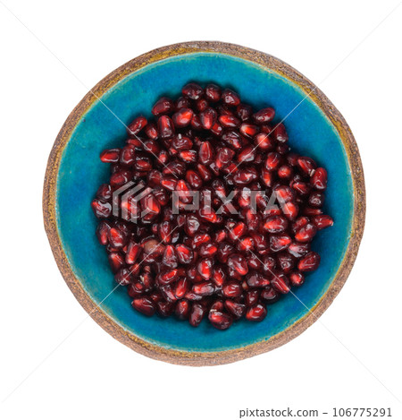 Pommegranate seed on blue ceramic bowl 106775291