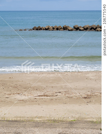 濱名洲公園海水浴場(美松海水浴場東側)和若狹灣的風景。福井縣大井郡高濱町。 濱名洲公園海水浴場(美松海水浴場東側)和若狹灣的風景。福井縣大井郡高濱町。 106775540