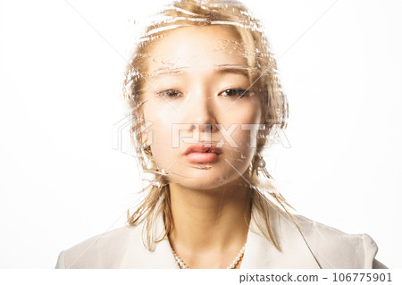 Portrait of a cool working woman Portrait of a cool working woman 106775901