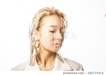 Portrait of a cool working woman Portrait of a cool working woman 106775914
