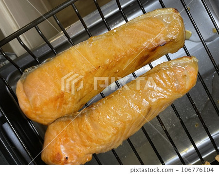 烤鮭魚腩:一道以鮭魚肥美的腹部為主要食材,烤製至完美狀態的菜餚。 烤鮭魚腩:一道以鮭魚肥美的腹部為主要食材,烤製至完美狀態的菜餚。 106776104