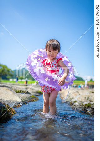 在天然河池裡玩耍的女孩 在天然河池裡玩耍的女孩 106776602