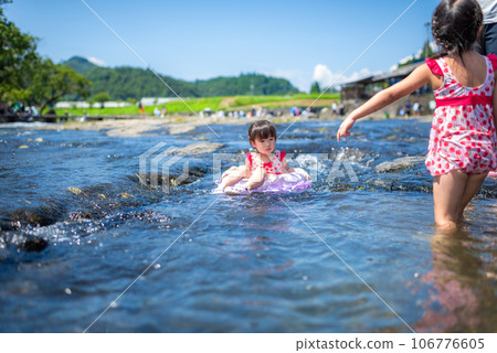 姐妹倆在天然河池裡玩耍 姐妹倆在天然河池裡玩耍 106776605