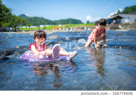 姐妹倆在天然河池裡玩耍 106776606